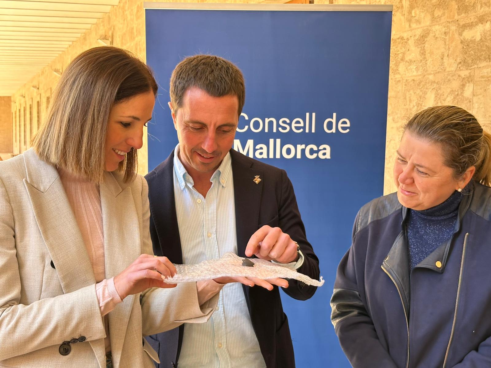 De izquierda a derecha: la vicepresidenta del Consell de Mallorca, Antònia Roca; el presidente del Consell de Mallorca, Llorenç Galmés y la directora insular de Patrimonio, Maribel Arnau.