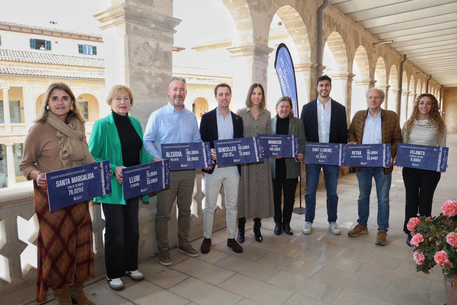 El president del Consell de Mallorca, Llorenç Galmés i la vicepresidenta del Consell de Mallorca i consellera de Cultura i Patrimoni, Antònia Roca amb els municipis afectats.