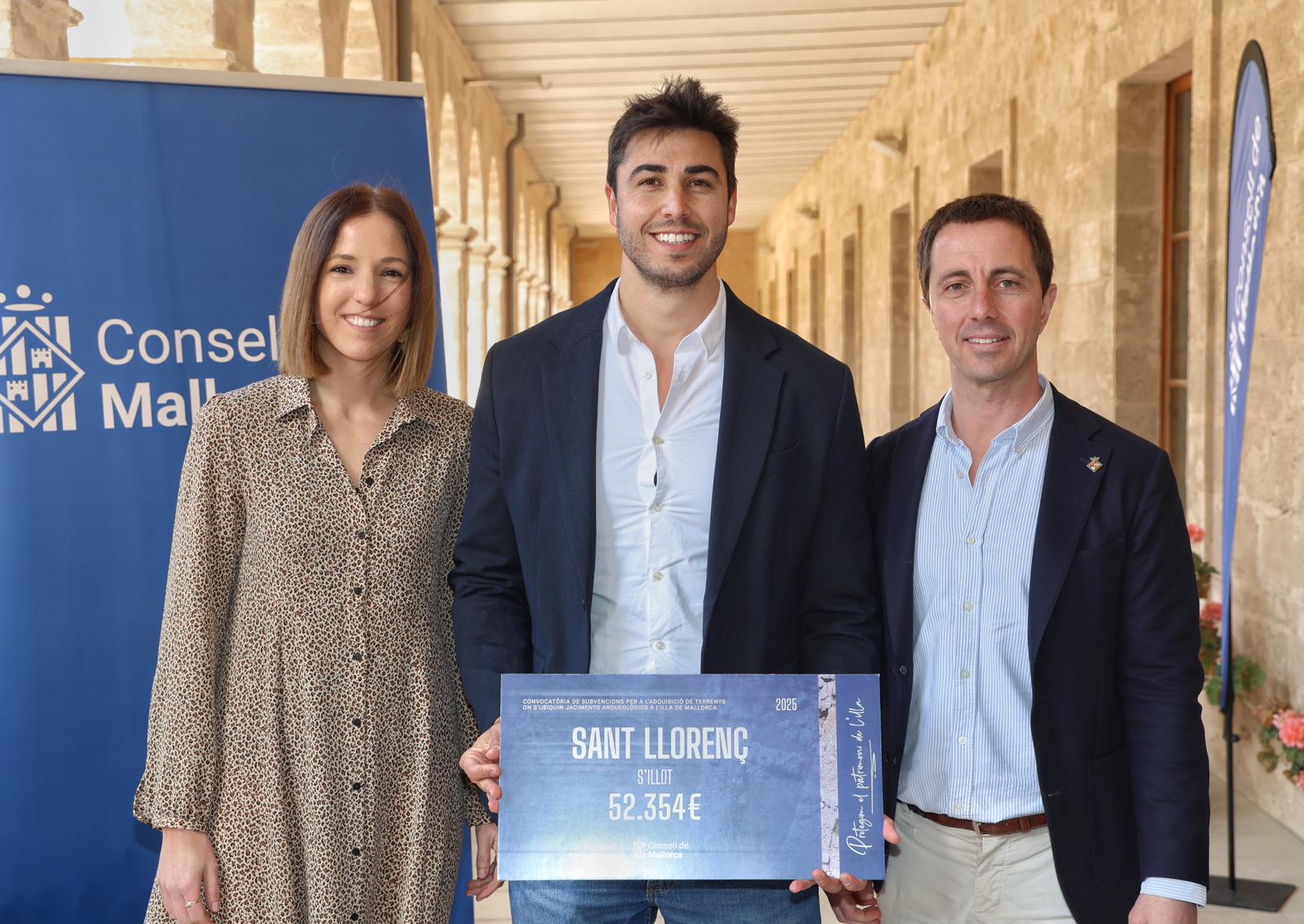 El president del Consell de Mallorca, Llorenç Galmés i la vicepresidenta del Consell de Mallorca i consellera de Cultura i Patrimoni, Antònia Roca amb el municipi de Sant Llorenç.