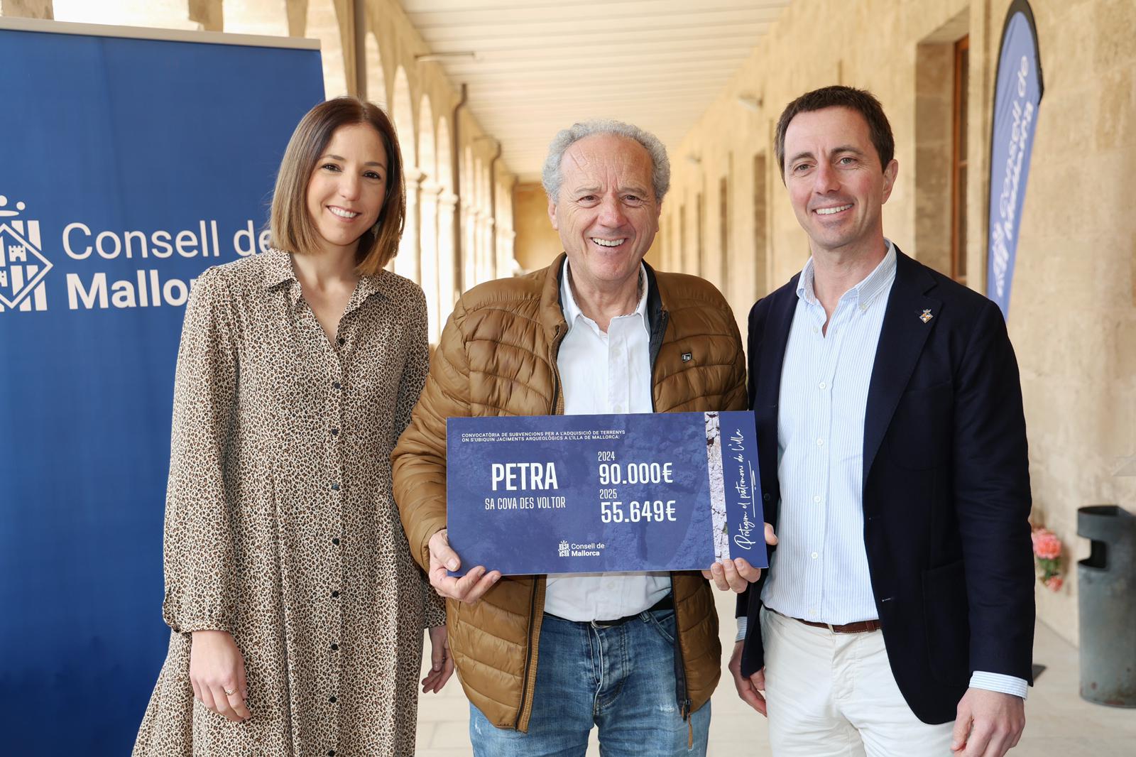 El president del Consell de Mallorca, Llorenç Galmés i la vicepresidenta del Consell de Mallorca i consellera de Cultura i Patrimoni, Antònia Roca amb el batle de Petra, Salvador Femenías.