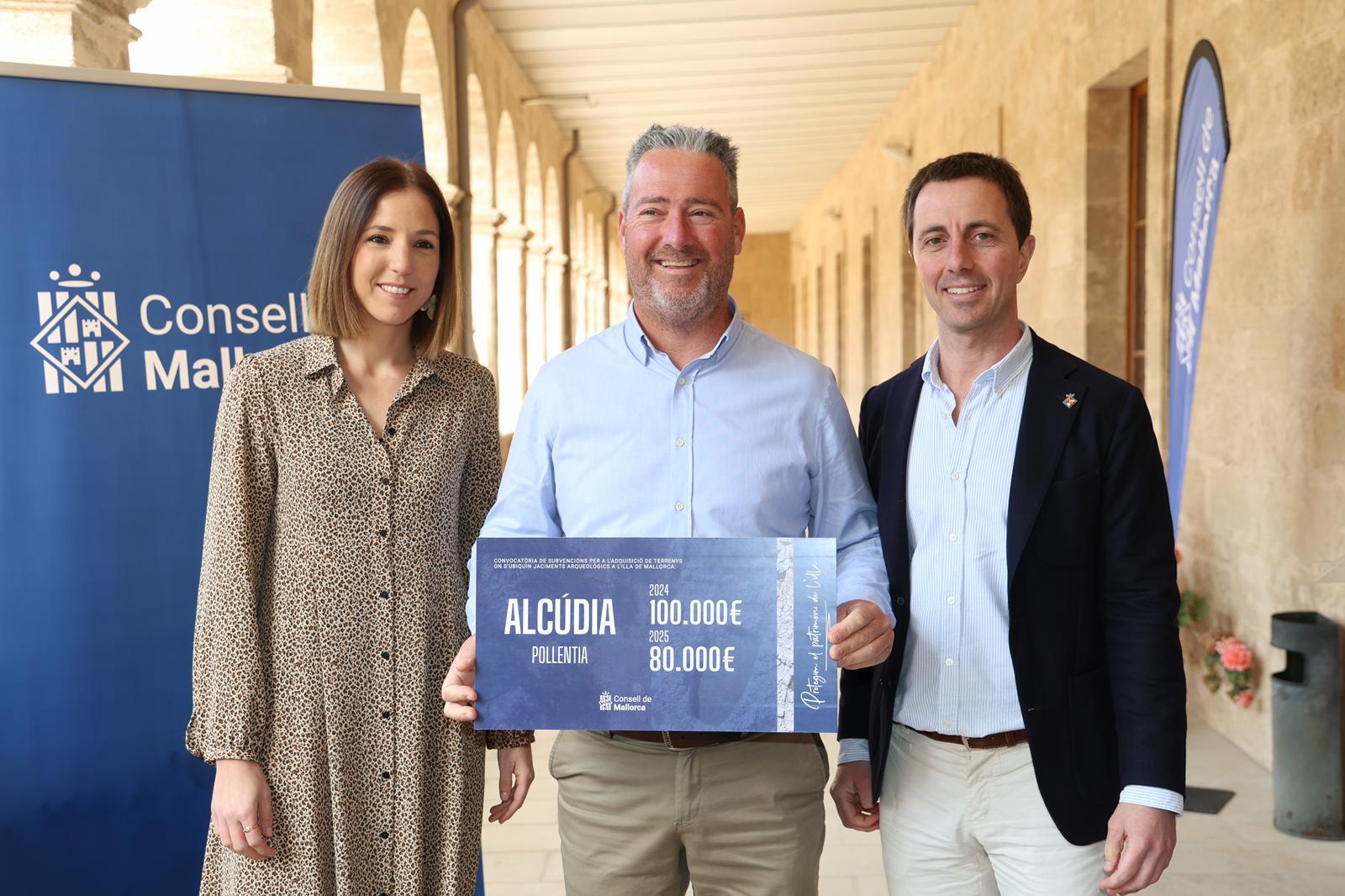 El president del Consell de Mallorca, Llorenç Galmés i la vicepresidenta del Consell de Mallorca i consellera de Cultura i Patrimoni, Antònia Roca amb el municipi d'Alcúdia.