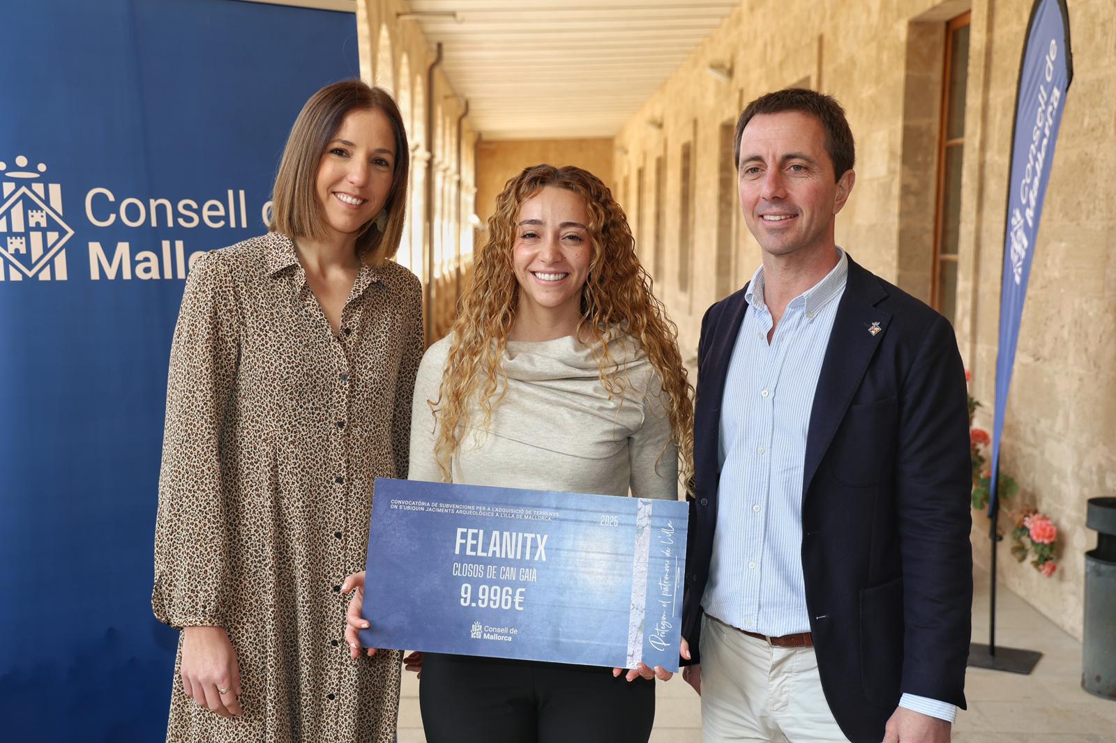 El president del Consell de Mallorca, Llorenç Galmés i la vicepresidenta del Consell de Mallorca i consellera de Cultura i Patrimoni, Antònia Roca amb el municipi de Felanitx.