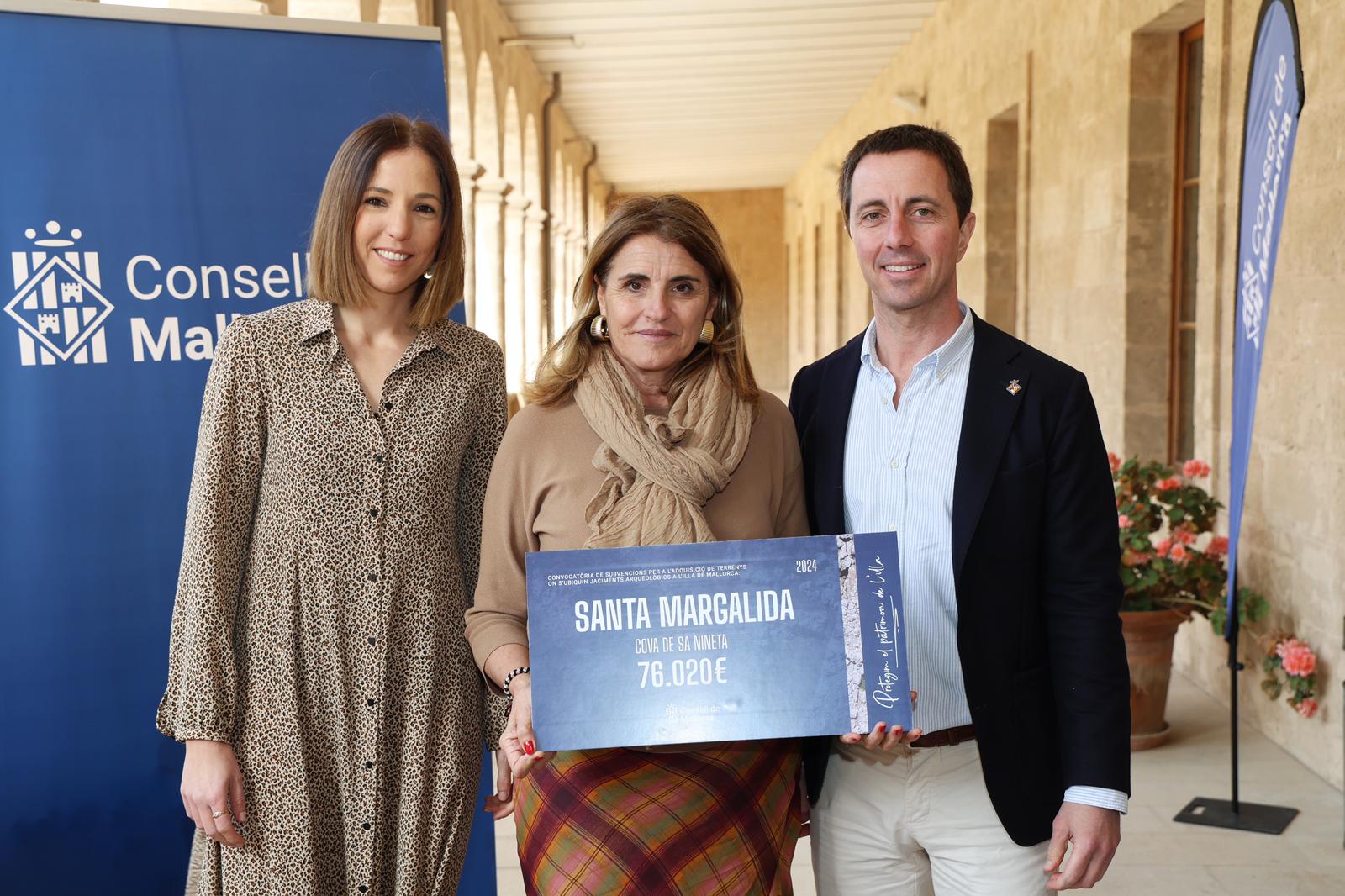 El president del Consell de Mallorca, Llorenç Galmés i la vicepresidenta del Consell de Mallorca i consellera de Cultura i Patrimoni, Antònia Roca amb el municipi de Santa Margalida.