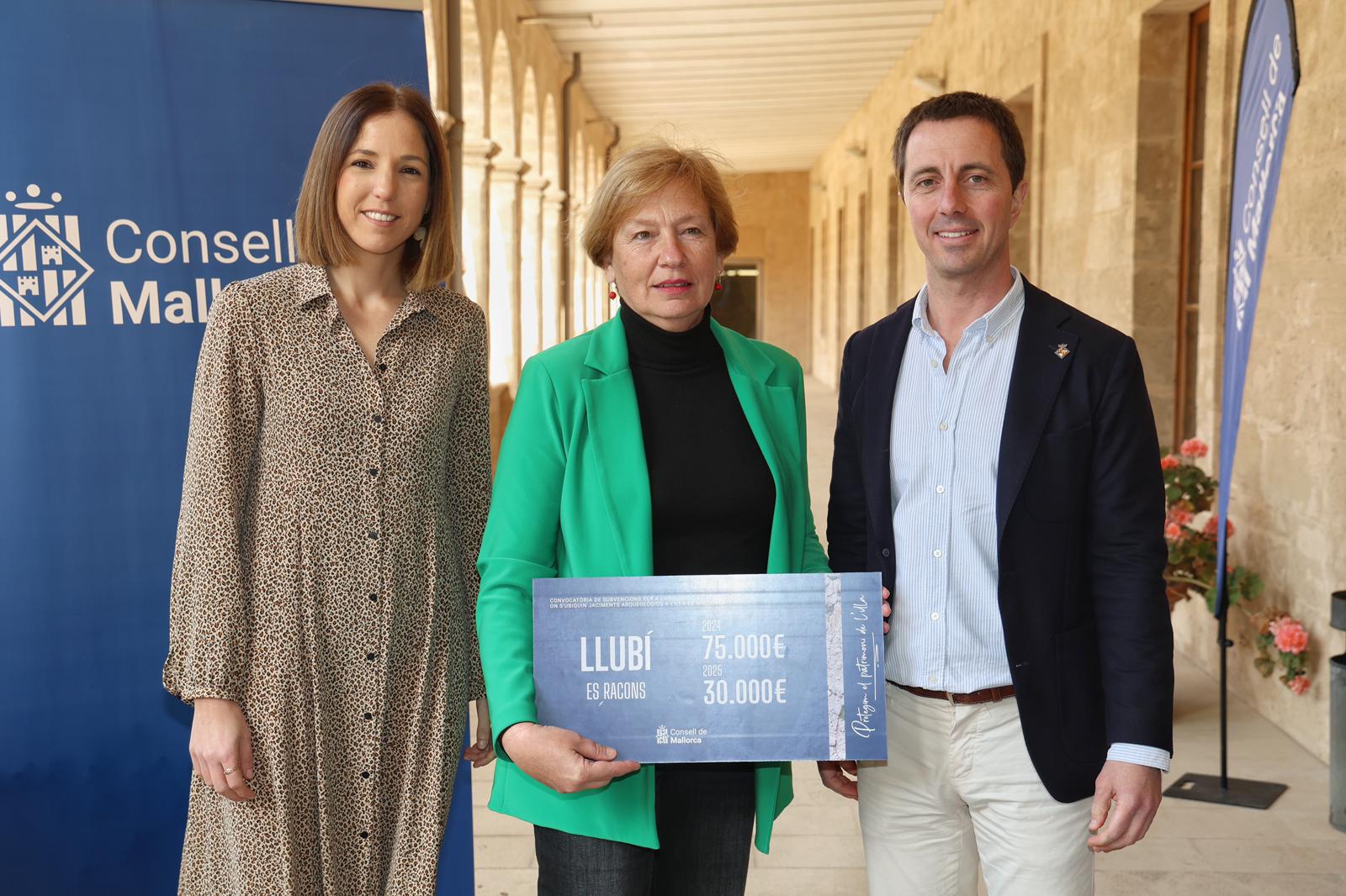 El president del Consell de Mallorca, Llorenç Galmés i la vicepresidenta del Consell de Mallorca i consellera de Cultura i Patrimoni, Antònia Roca amb la batlessa de Llubí, Magdalena Perelló.