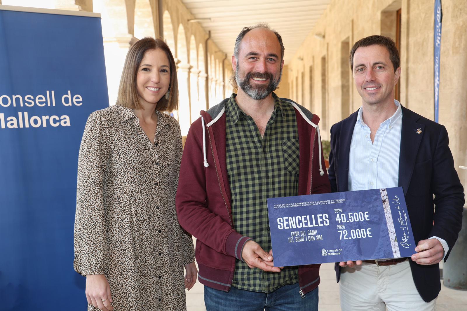 El president del Consell de Mallorca, Llorenç Galmés i la vicepresidenta del Consell de Mallorca i consellera de Cultura i Patrimoni, Antònia Roca amb el municipi de Sencelles.