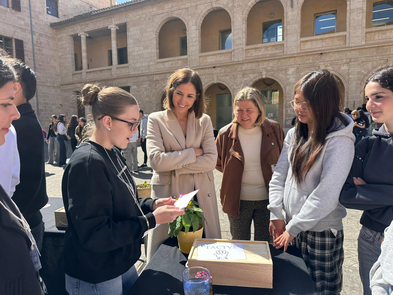 La vicepresidenta i consellera de Cultura i Patrimoni, Antònia Roca i la directora insular de Patrimoni, Maribel Arnau al Festival de Cultura Clàssica Maremagnum.