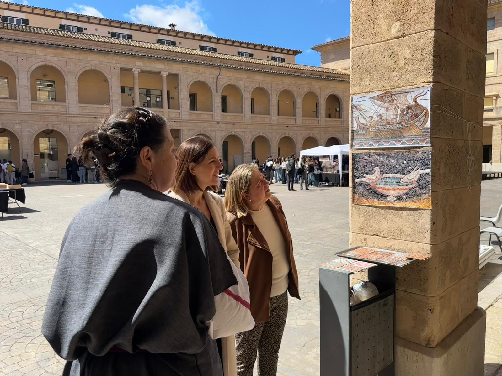 La vicepresidenta y consejera de Cultura y Patrimonio, Antònia Roca y la directora insular de Patrimonio, Maribel Arnau en el Festival de Cultura Clásica Maremagnum.