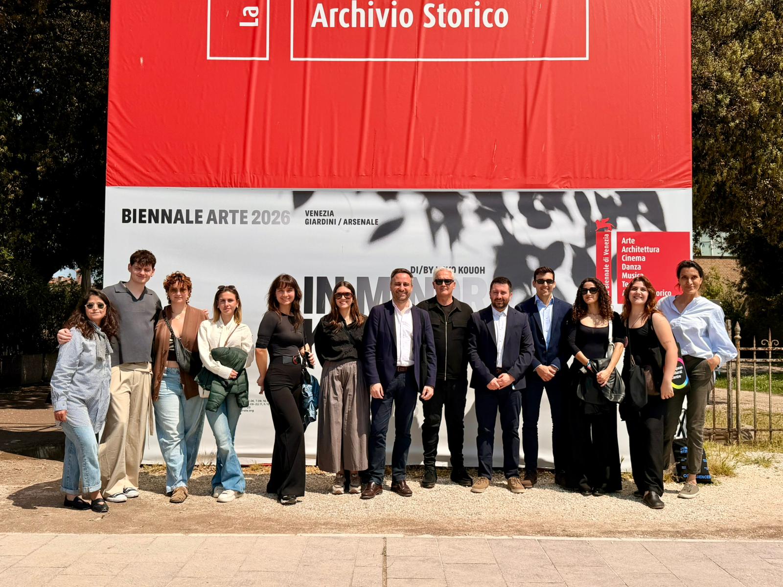 El director insular de Cultura, Andrés Ferrer amb el grup d'alumnes de Belles Arts d’ADEMA.