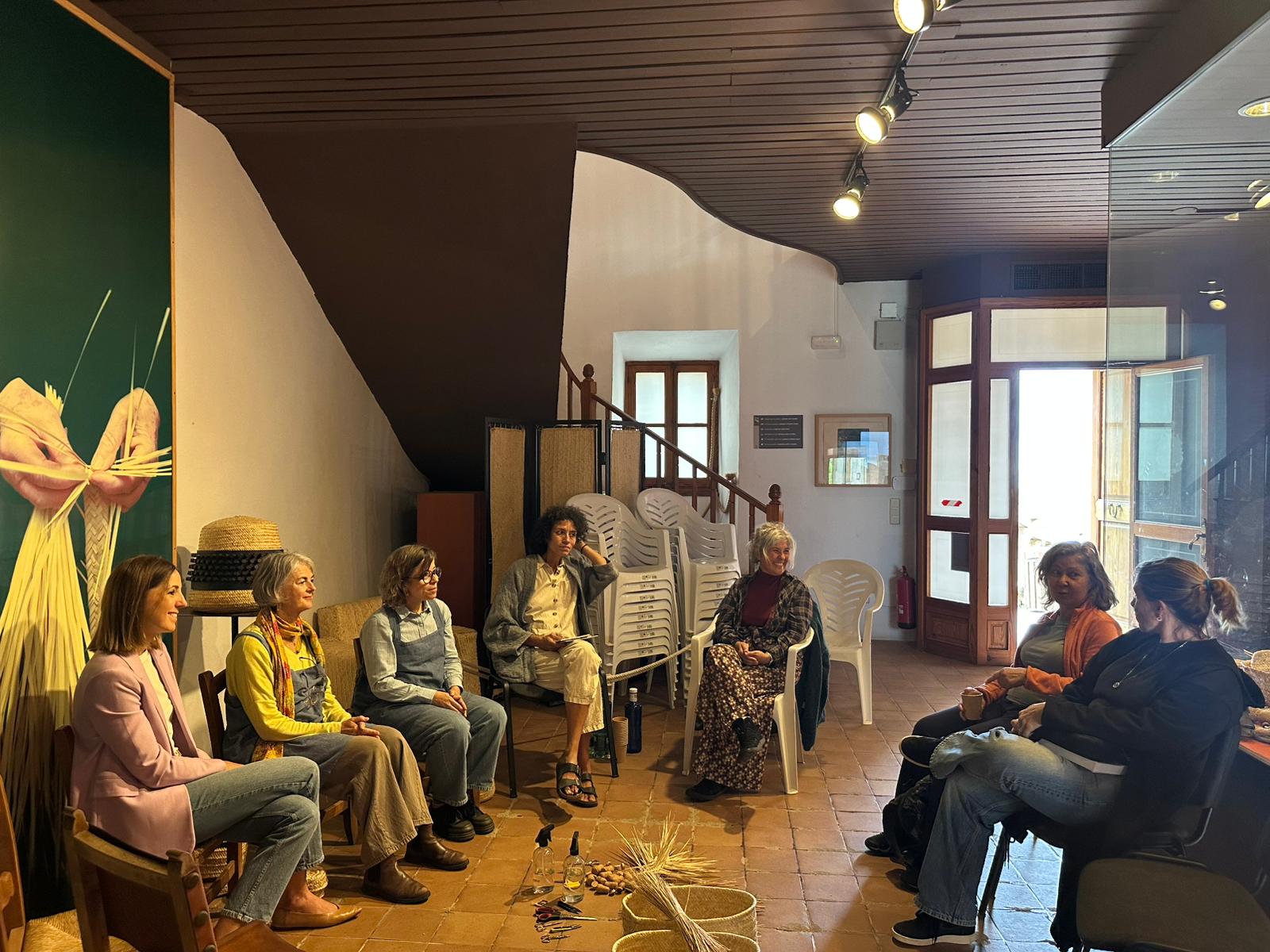 La vicepresidenta y consejera de Cultura y Patrimonio, Antònia Roca, en el taller de llatra celebrado hoy en el castell de Capdepera.