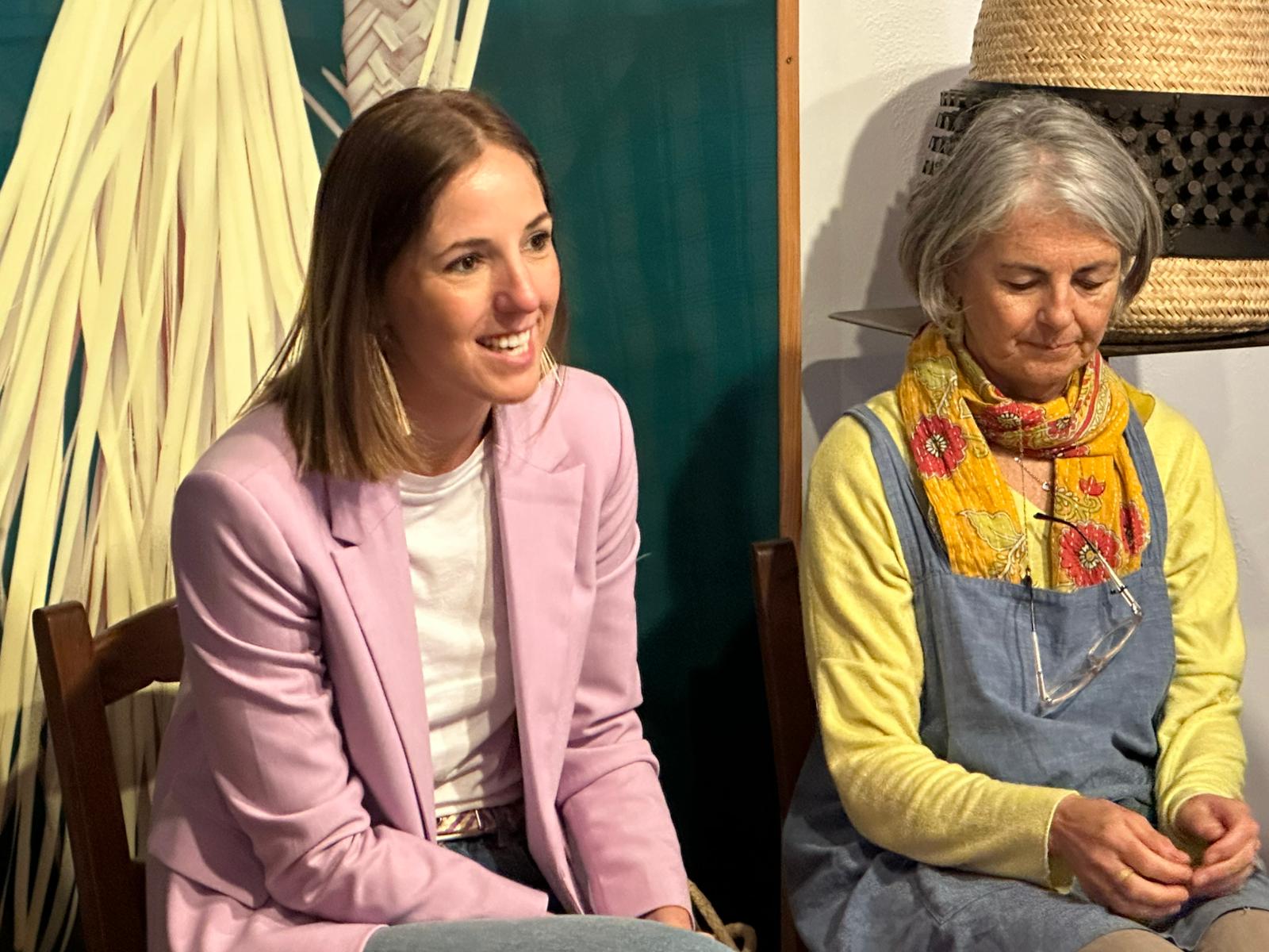 La vicepresidenta y consejera de Cultura y Patrimonio, Antònia Roca, en el taller de llatra celebrado hoy en el castell de Capdepera.