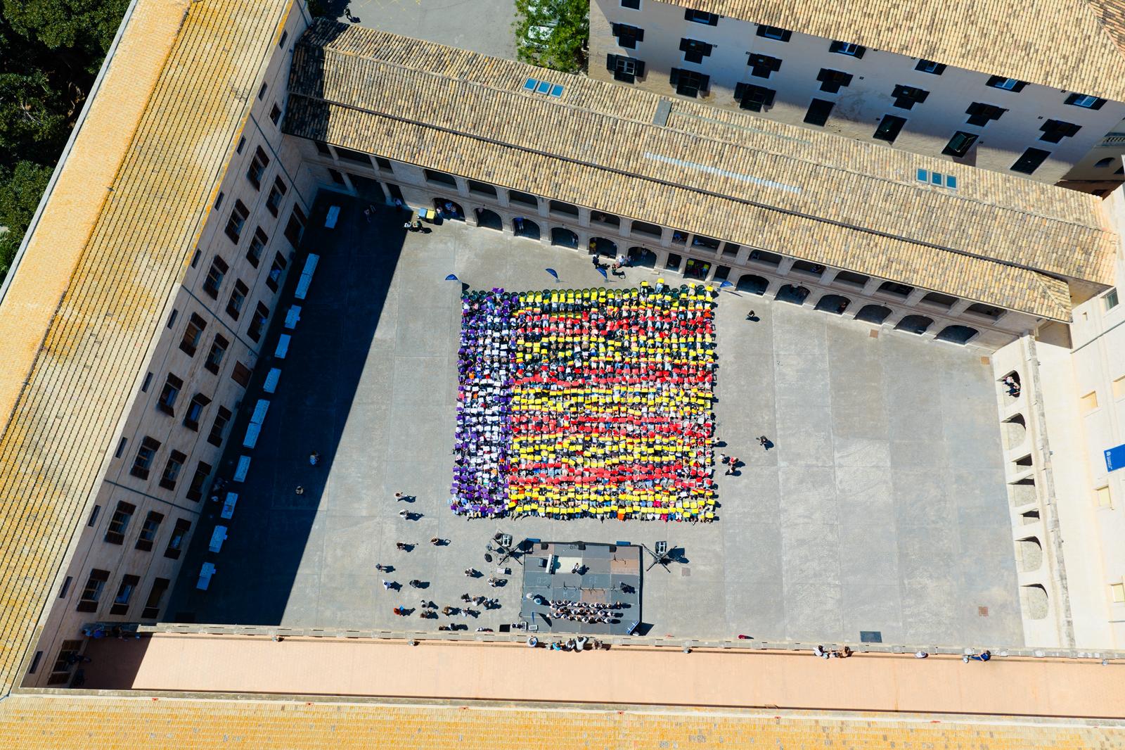 Mosaico bandera de Mallorca en el patio dels Homes de la Misericòrdia.
