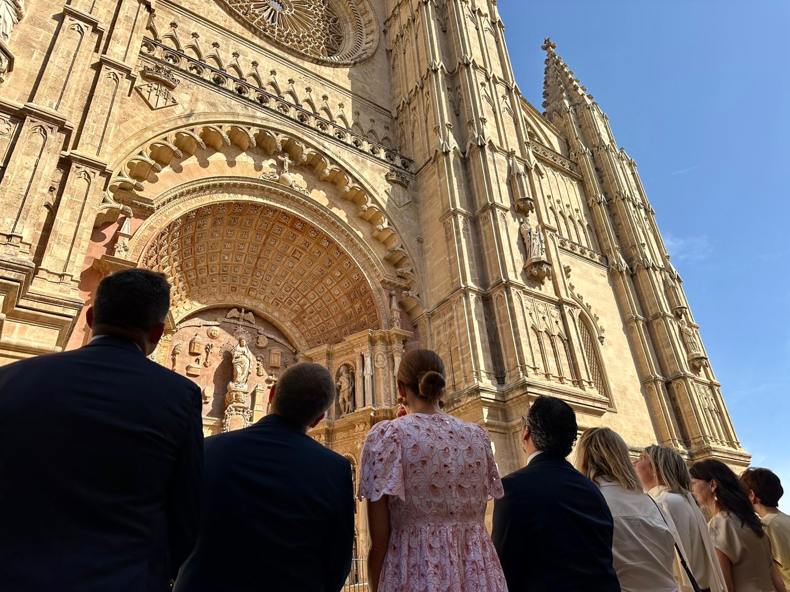 El Joch de Ministrils al balcó de la façana principal de la Seu.