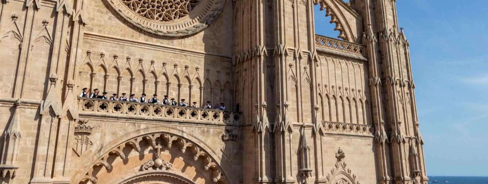 El Joch de Ministrils al balcó de la façana principal de la Seu.