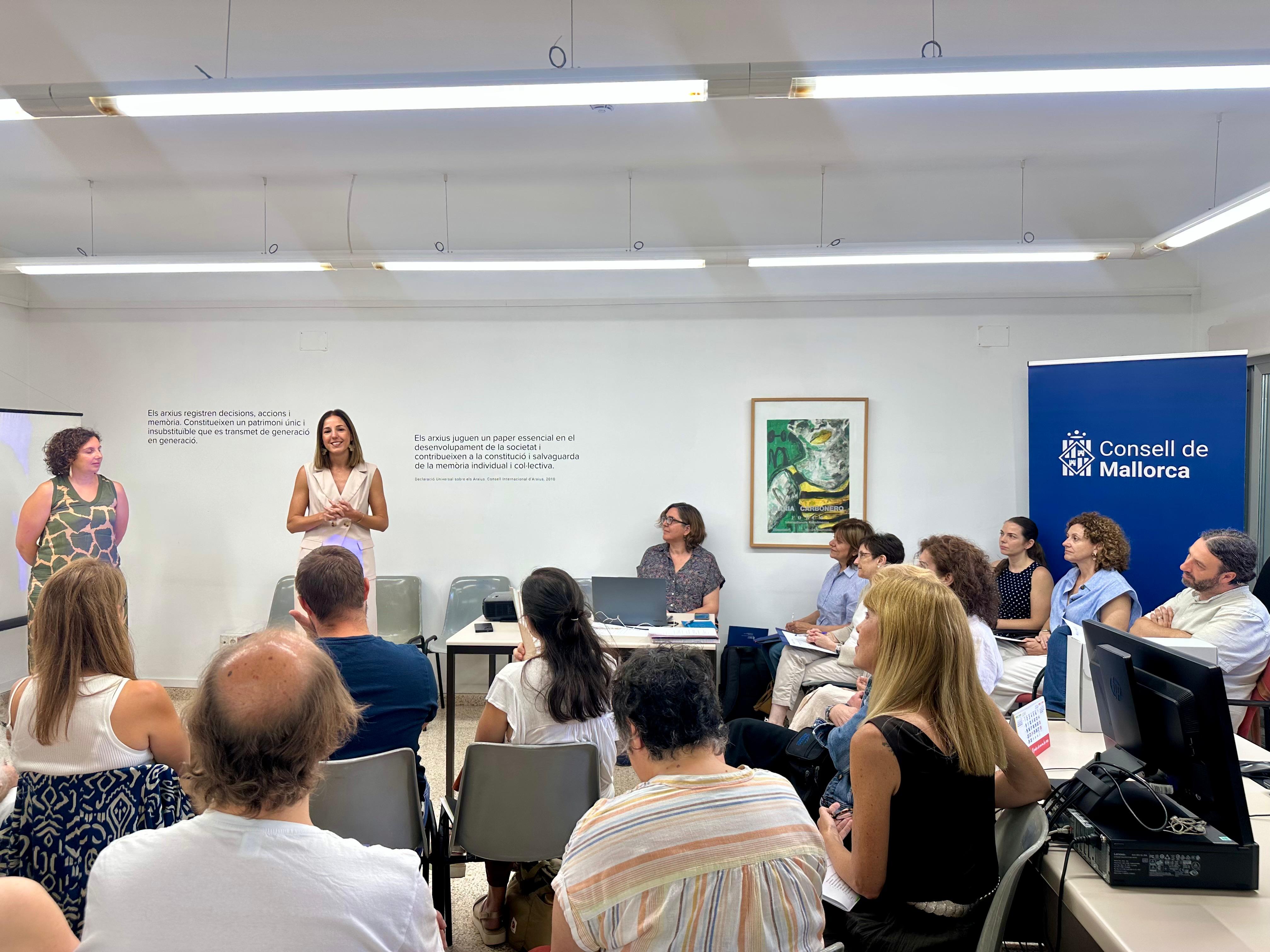 La vicepresidenta i consellera de Cultura i Patrimoni, Antònia Roca a l'Arxiu General del Consell de Mallorca.
