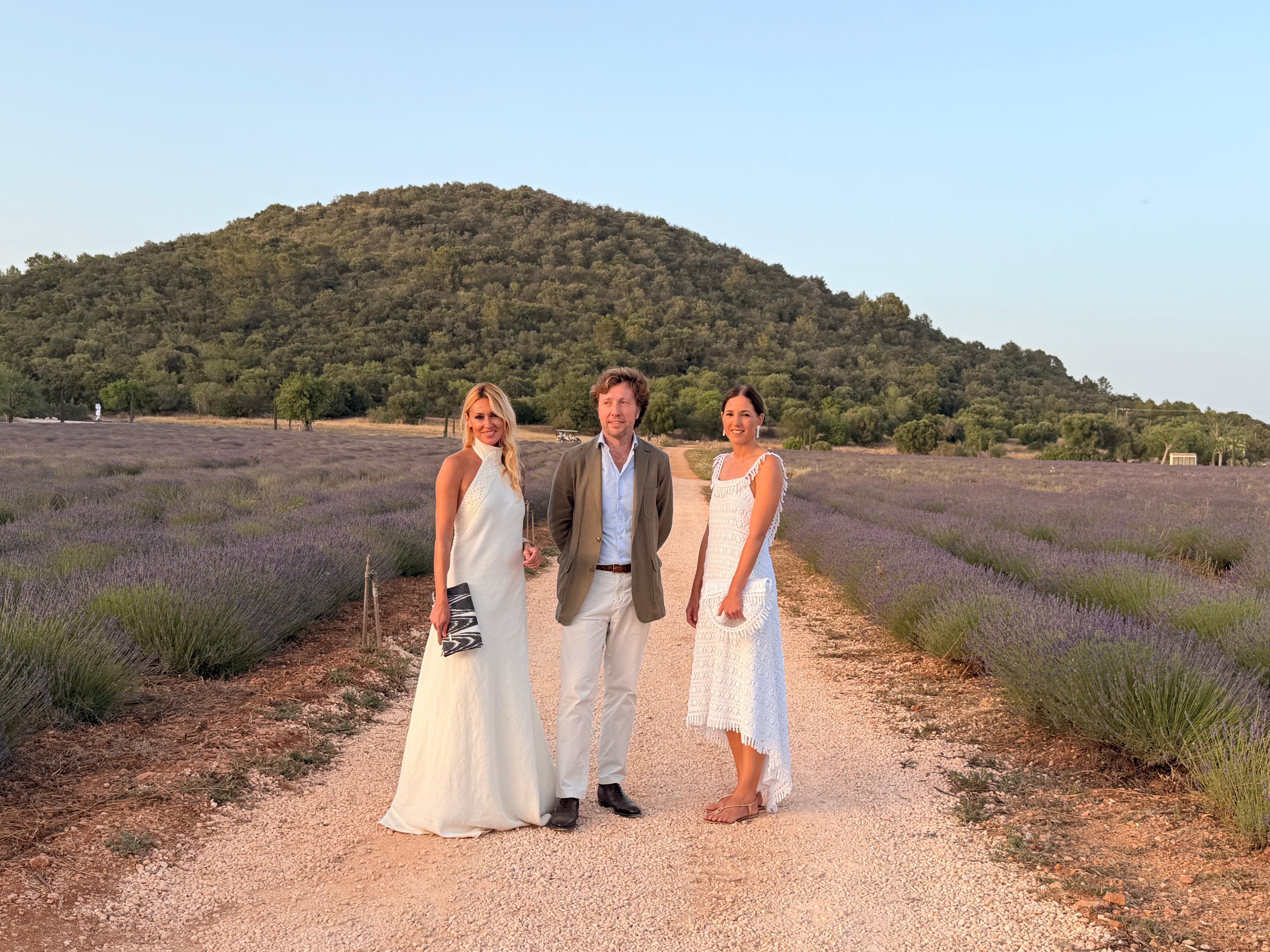 Carolina Cerezuela, Jaime Quiroga, director general d'Unico Hoteles i la vicepresidenta del Consell de Mallorca, Antònia Roca.
