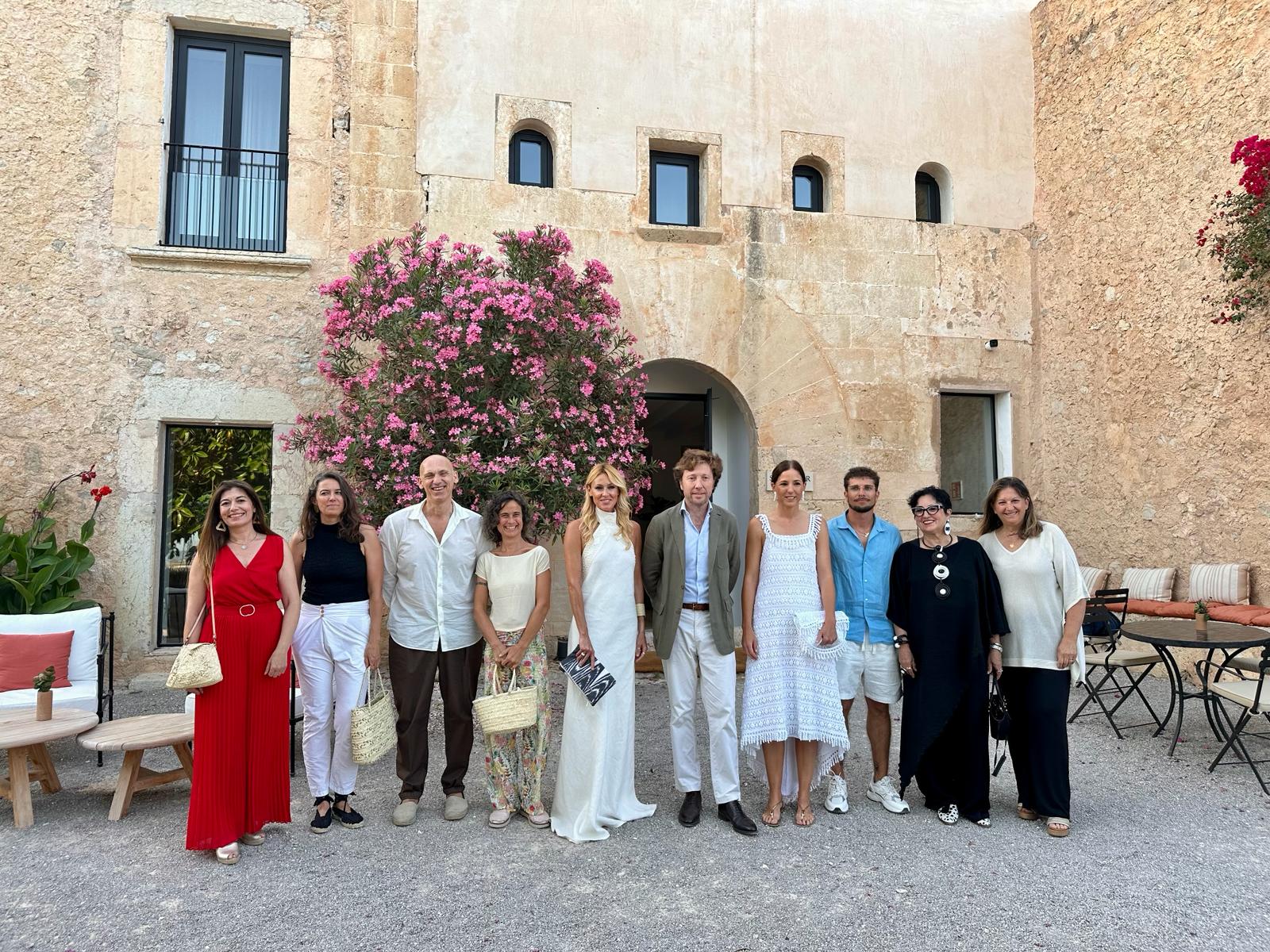  La vicepresidenta del Consell de Mallorca, Antònia Roca. Carolina Cerezuela i Jaime Quiroga amb els artesans i artesanes.