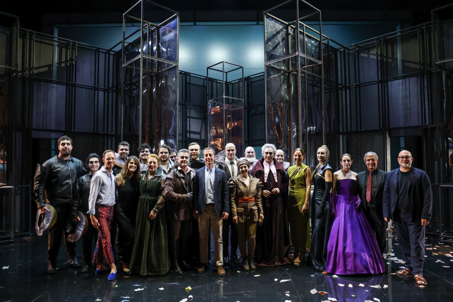El presidente del Consell de Mallorca, Llorenç Galmés y la viceptesidenta, Antònia Roca con todo el esquipo artístico de la òpera Rigoletto.