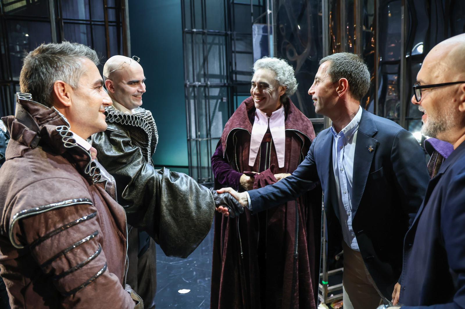 El presidente, Llorenç Galmés y parte del esquipo artístico de la òpera Rigoletto.