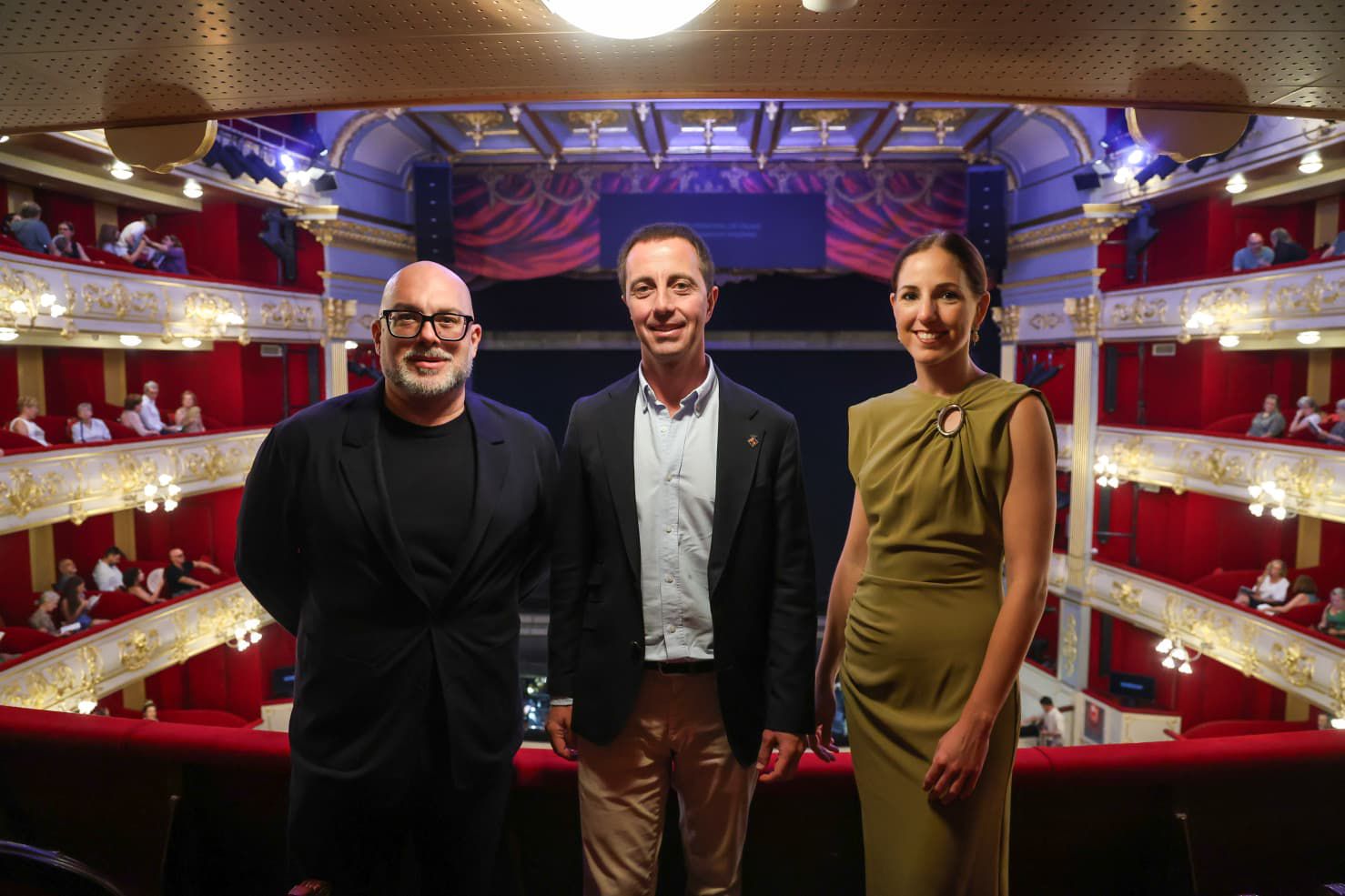De izquierda a derecha: Miquel Martorell, director del Teatro Prinicpal de Palma; el presidente del Consell de Mallorca, Llorenç Galmés y la vicepresidenta, Antònia Roca.