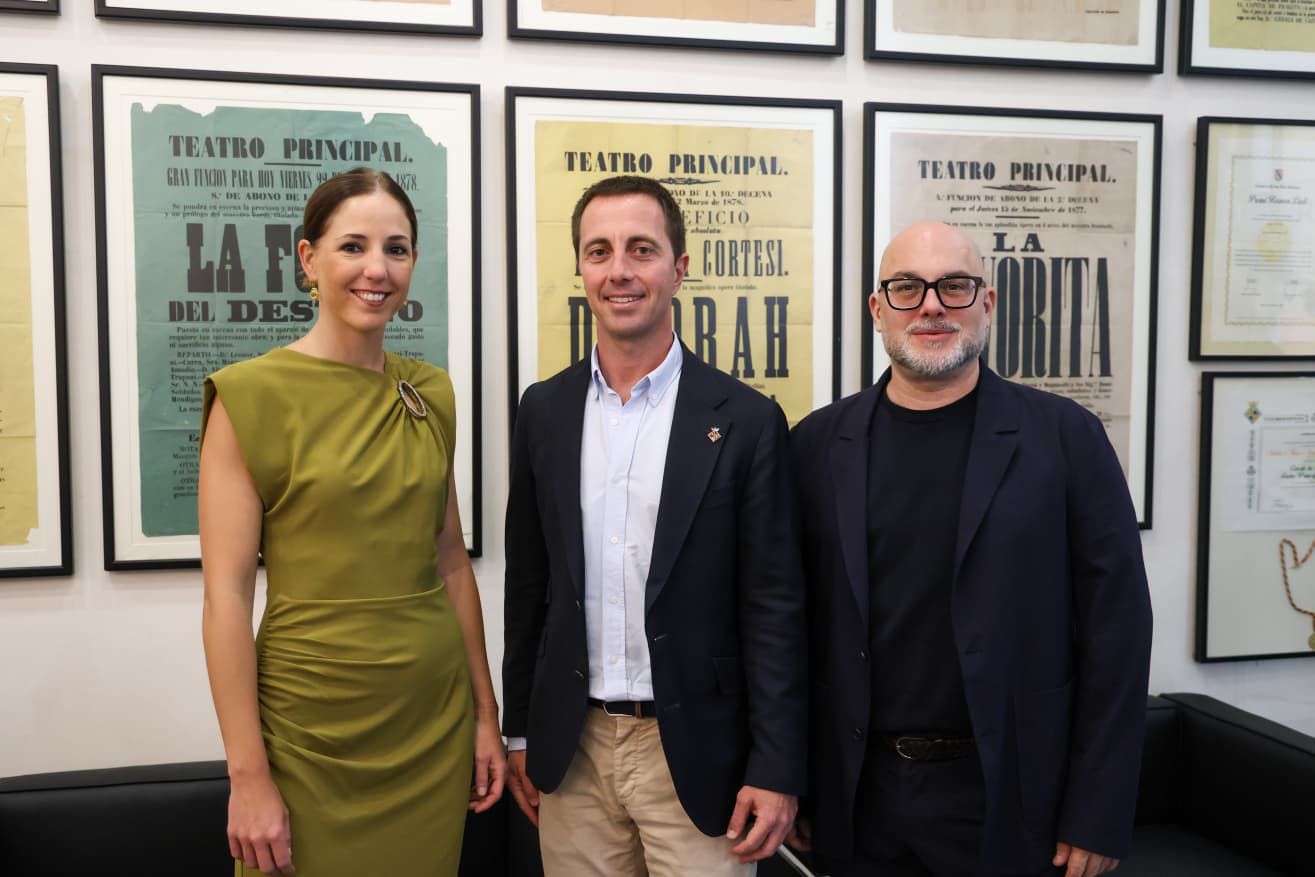 De izquierda a derecha: la vicepresidenta, Antònia Roca; el presidente del Consell de Mallorca, Llorenç Galmés y el director del Teatro Prinicipal de Palma, Miquel Martorell.