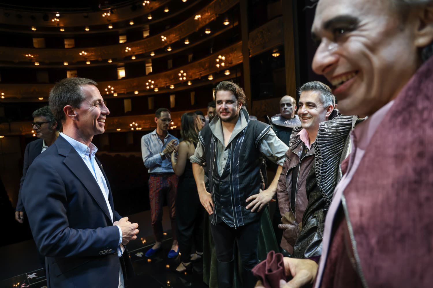 El presidente, Llorenç Galmés y parte del equipo artístico de la òpera Rigoletto.