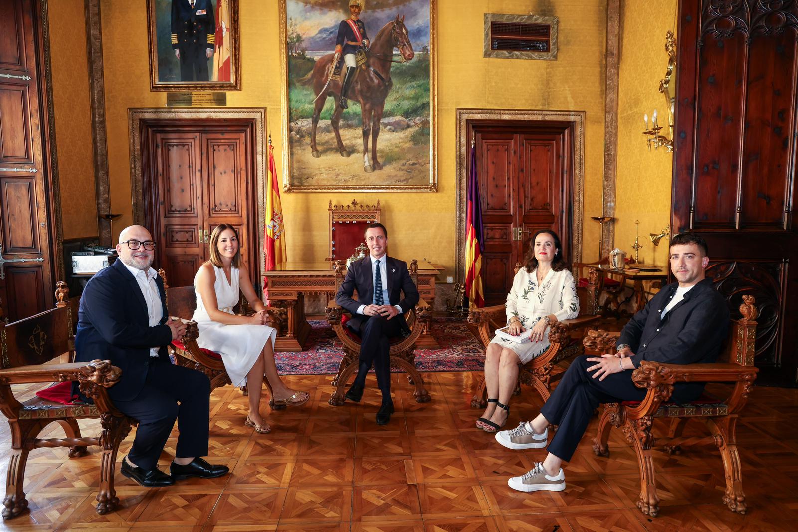 Reunió institucional al Palau del Consell de Mallorca amb la directora del Teatre Nacional de Croàcia.