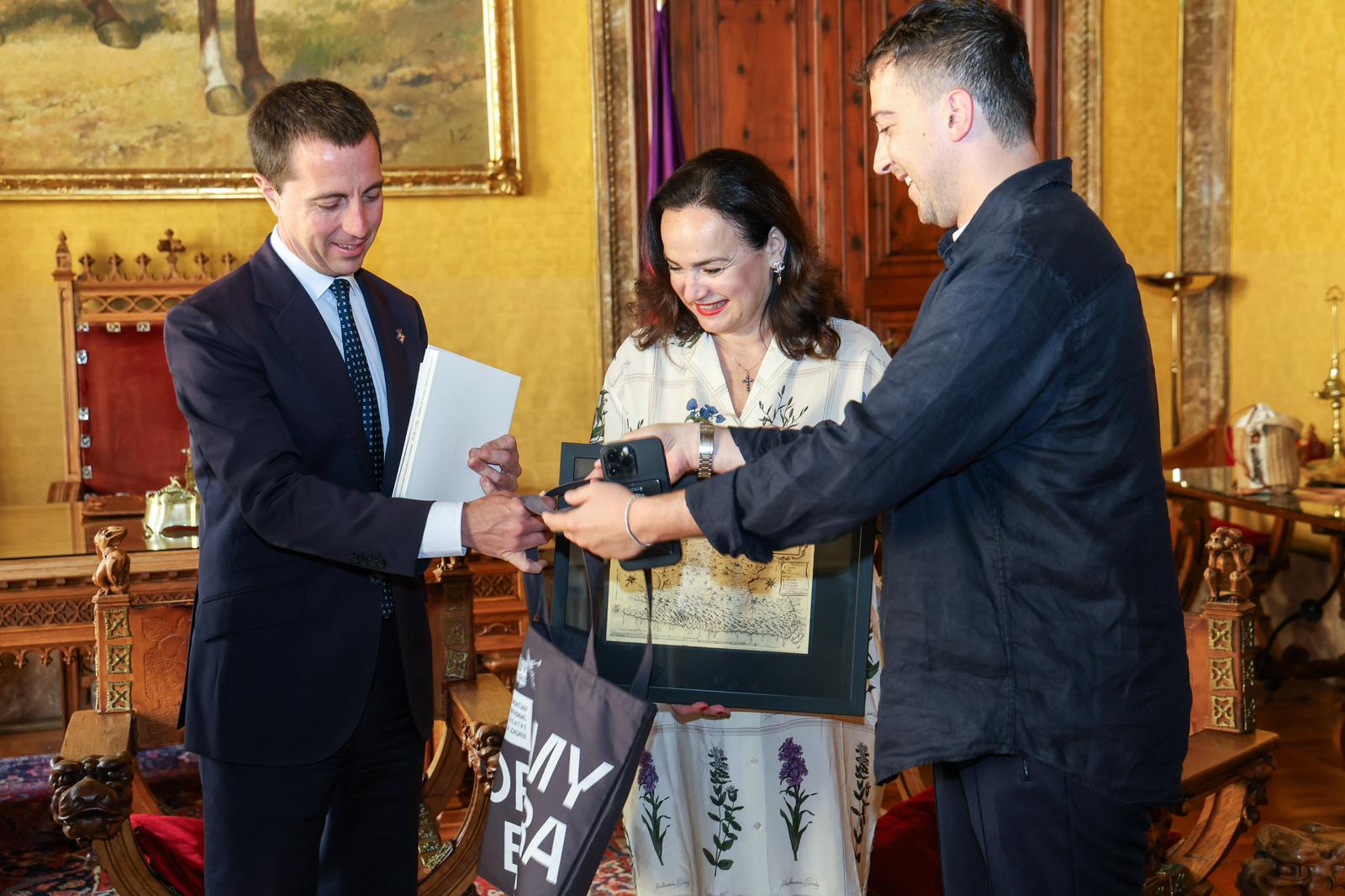Reunió institucional al Palau del Consell de Mallorca amb la directora del Teatre Nacional de Croàcia.