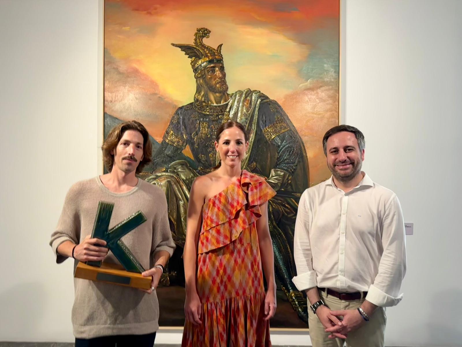 D'esquerra a dreta: l'artista guardonat, Oriol Angrill Jordà, la vicepresidenta del Consell de Mallorca, Antònia Roca i el director de Cultura, Andrés Ferrer.