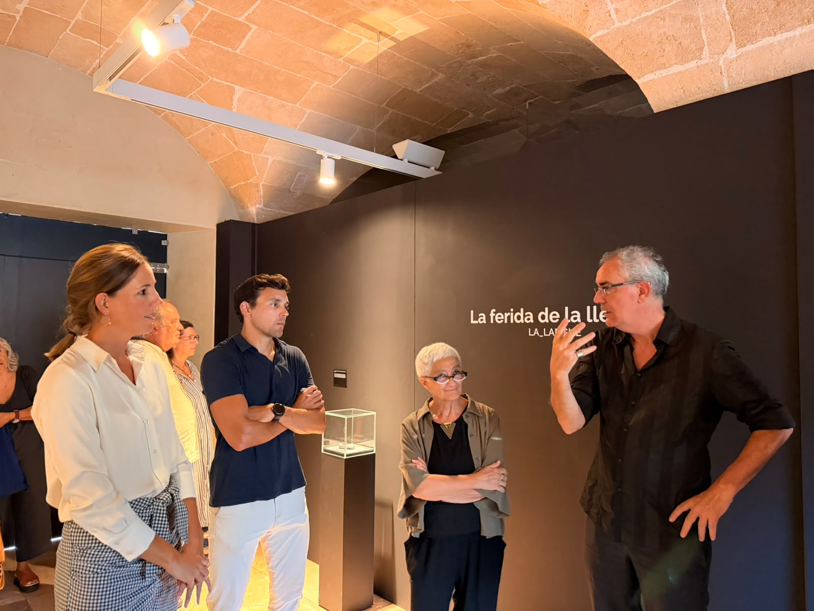 Inauguració de l'exposició «La ferida de la llengua LA_LANGUE», de Nora Ancarola, a la MIsericòrdia,