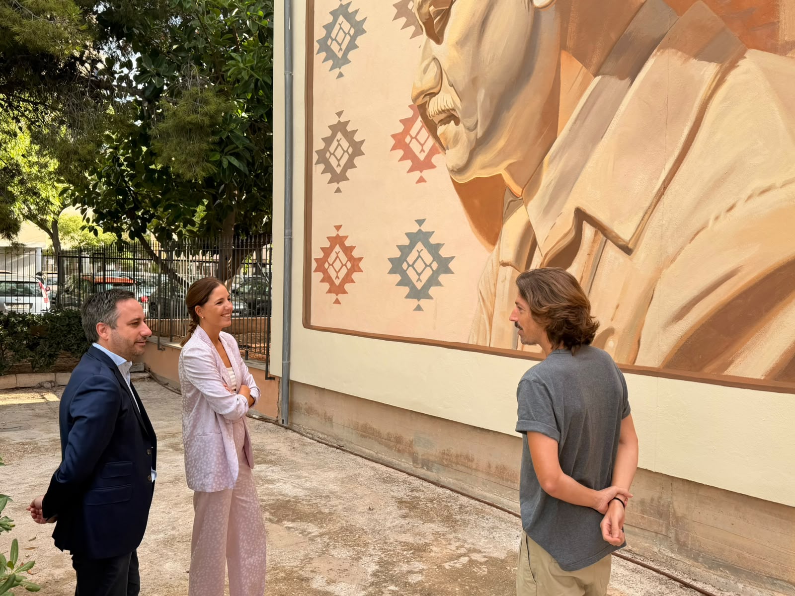 De izquierda a derecha: el director de cultura, Andrés Ferrer; la vicepresidenta del Consell de Mallorca, Antònia Roca y el artista, Oriol Angrill.