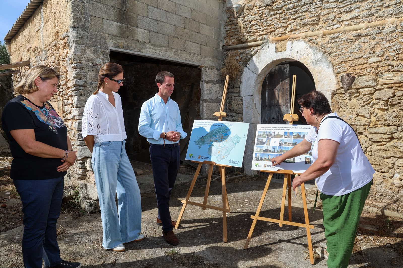 Visita de Galmés i Roca al molí de Can Moreu.