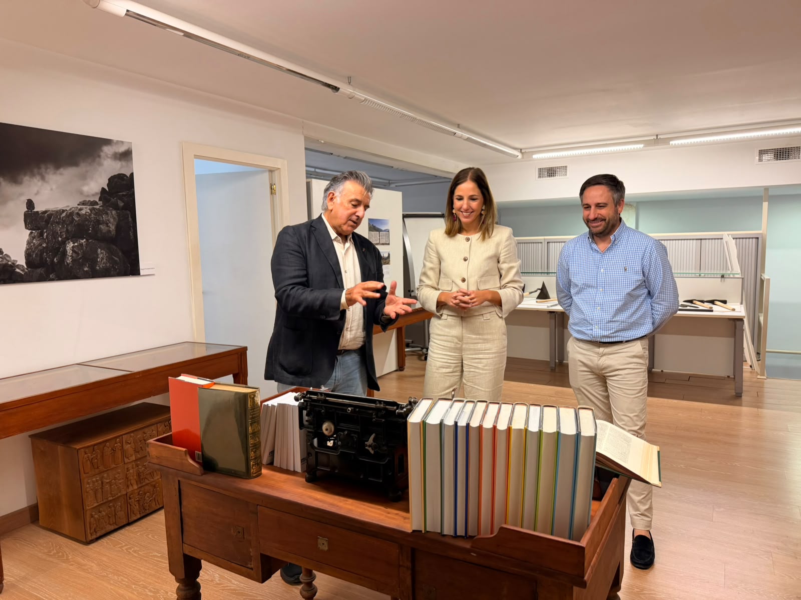 La vicepresidenta del Consell de Mallorca, Antònia Roca i el director insular de Cultura, Andrés Ferrer a la Institució Francesc de Borja Moll.