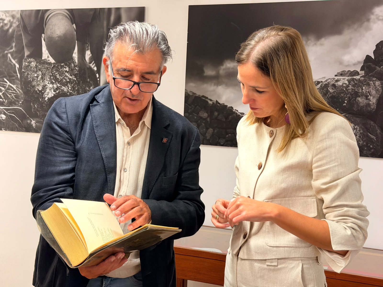 La vicepresidenta del Consell de Mallorca, Antònia Roca i el director insular de Cultura, Andrés Ferrer a la Institució Francesc de Borja Moll.