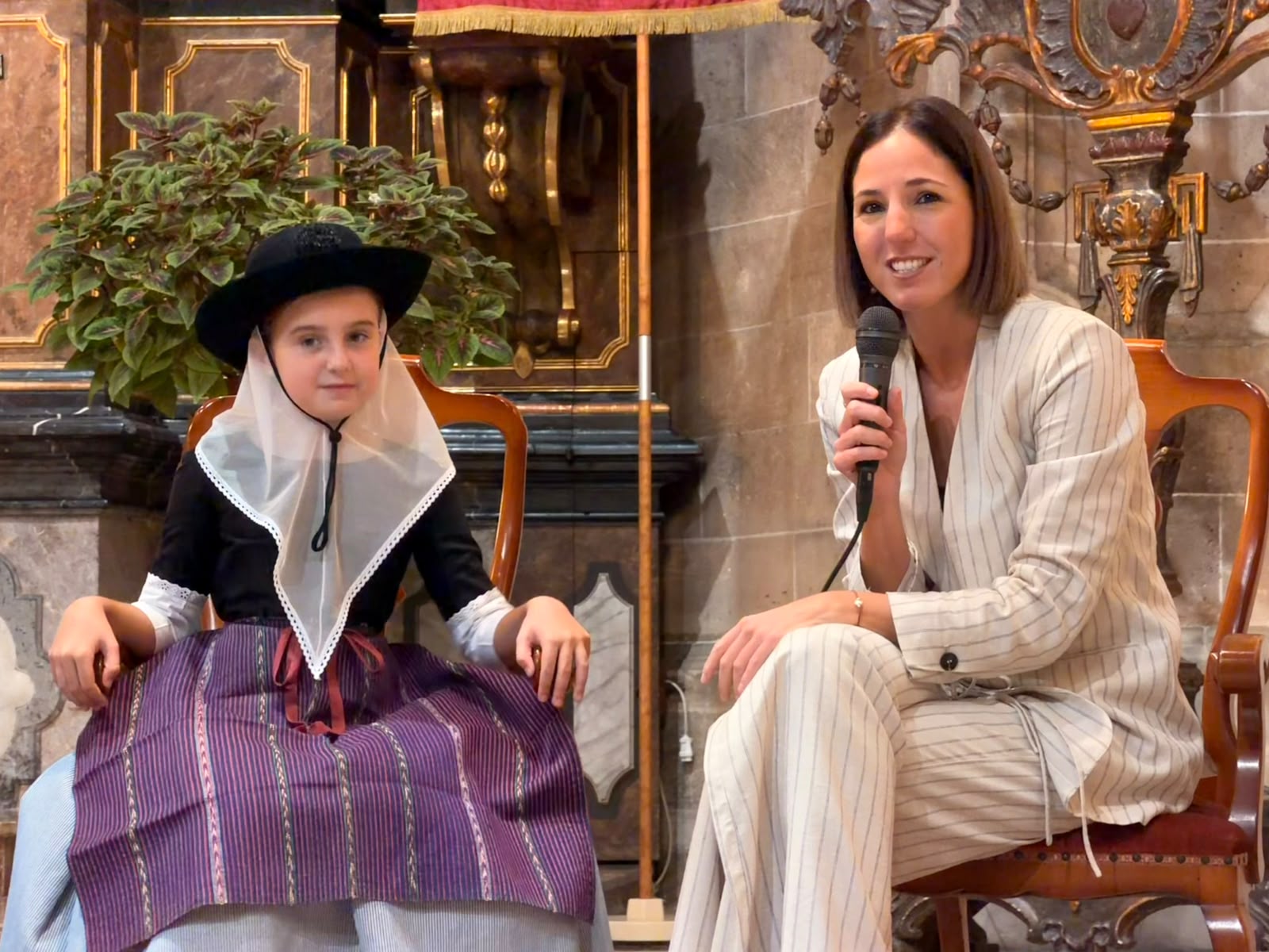 La vicepresidenta del Consell de Mallorca, Antònia Roca i la beateta d'enguany, Emma Martínez González.