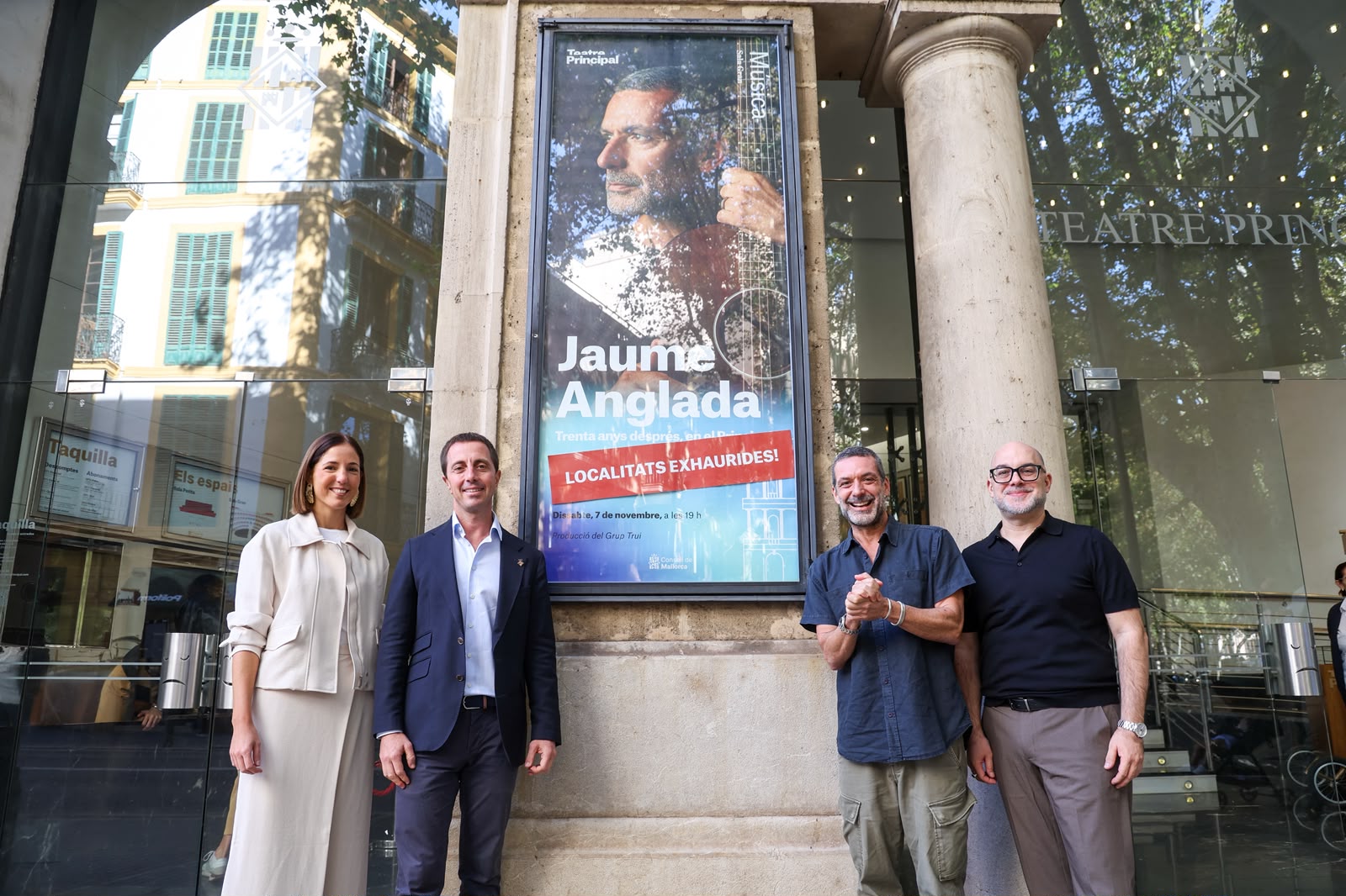 El cantant amb el president del Consell de Mallorca, Llorenç Galmés; la vicepresidenta, Antònia Roca i el director del Principal, Miquel Martorell,