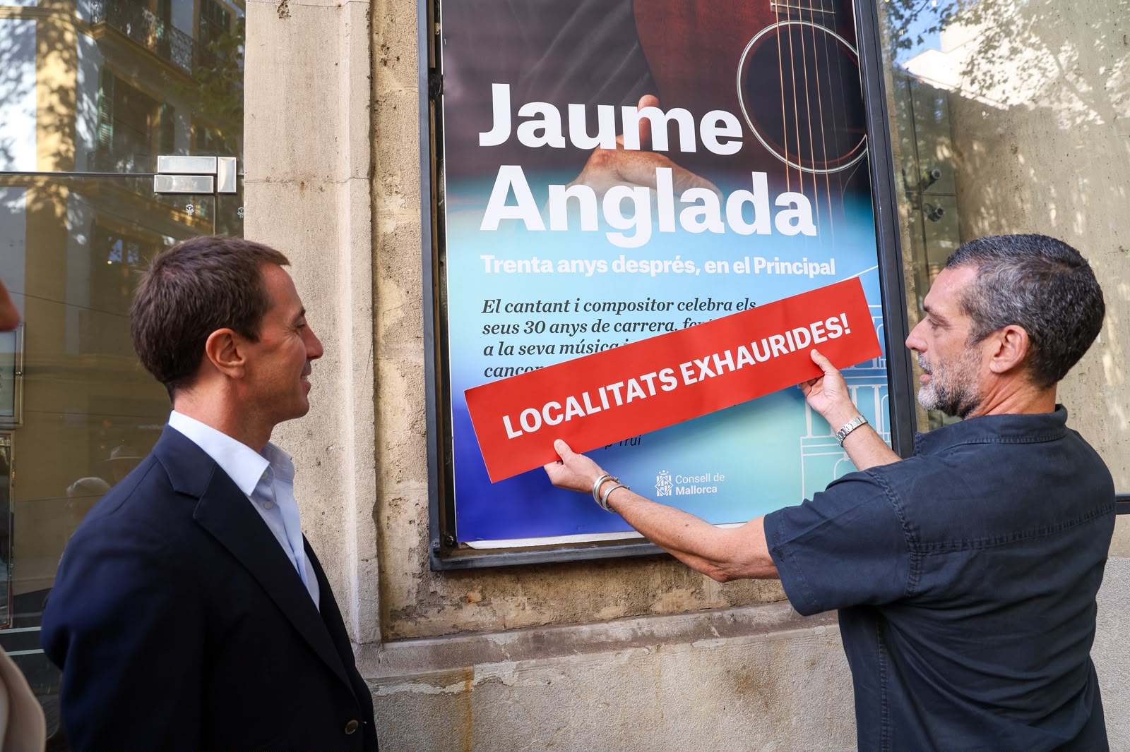 Moment en el que Jaume Anglada penja el cartell d'entrades exhaurides.