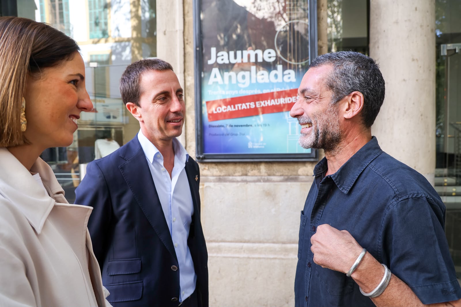 El cantant amb el president del Consell de Mallorca, Llorenç Galmés i la vicepresidenta, Antònia Roca.