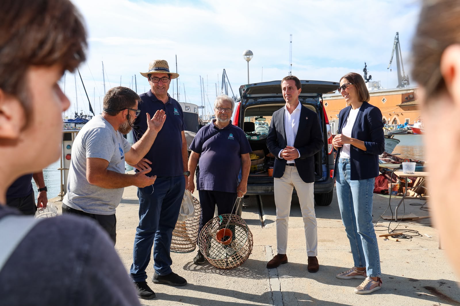 Visita del president del Consell de Mallorca, Llorenç Galmés i la vicepresidenta i consellera de Cultura i Patrimoni, Antònia Roca a la Llotja i al moll pesquer.