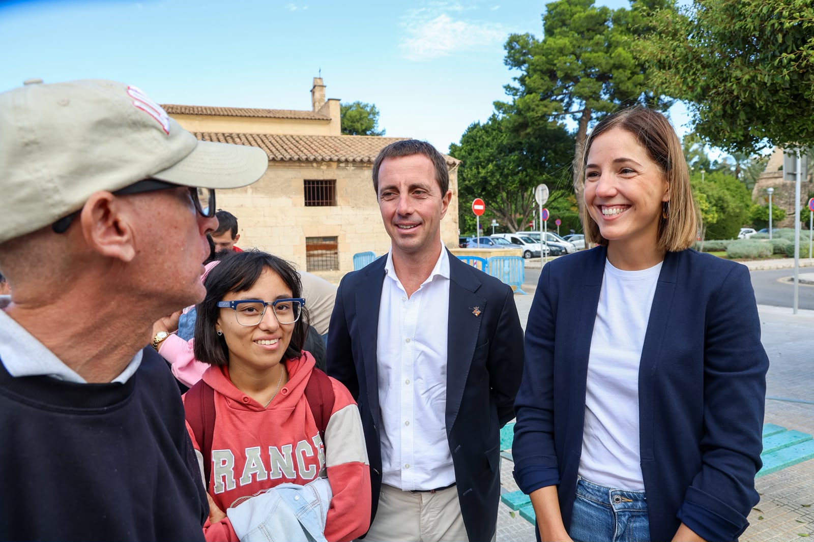 Visita del president del Consell de Mallorca, Llorenç Galmés i la vicepresidenta i consellera de Cultura i Patrimoni, Antònia Roca a la Llotja i al moll pesquer.