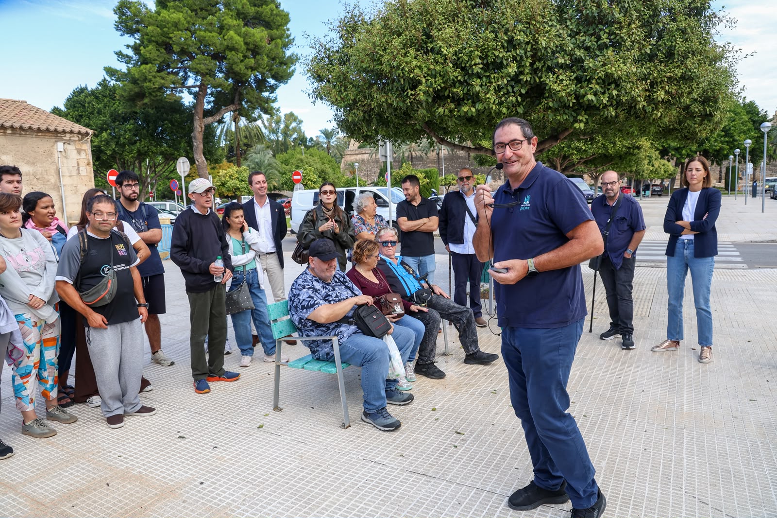 Visita del president del Consell de Mallorca, Llorenç Galmés i la vicepresidenta i consellera de Cultura i Patrimoni, Antònia Roca a la Llotja i al moll pesquer.