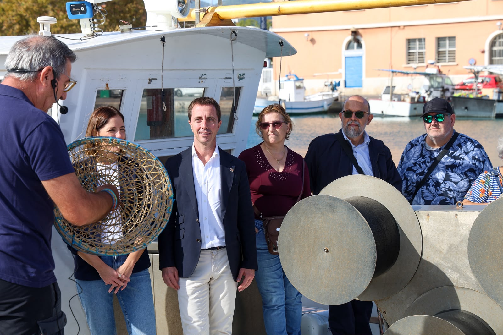 Visita del president del Consell de Mallorca, Llorenç Galmés i la vicepresidenta i consellera de Cultura i Patrimoni, Antònia Roca a la Llotja i al moll pesquer.