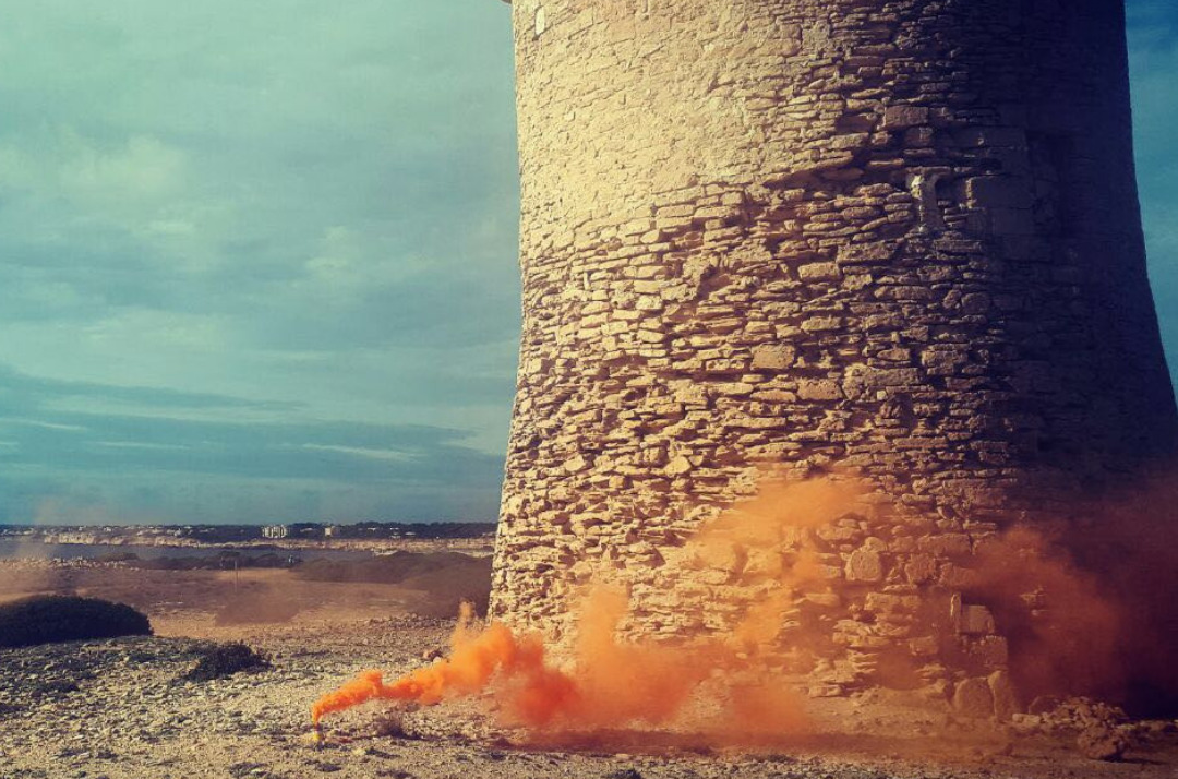 Imagen de torre encendida