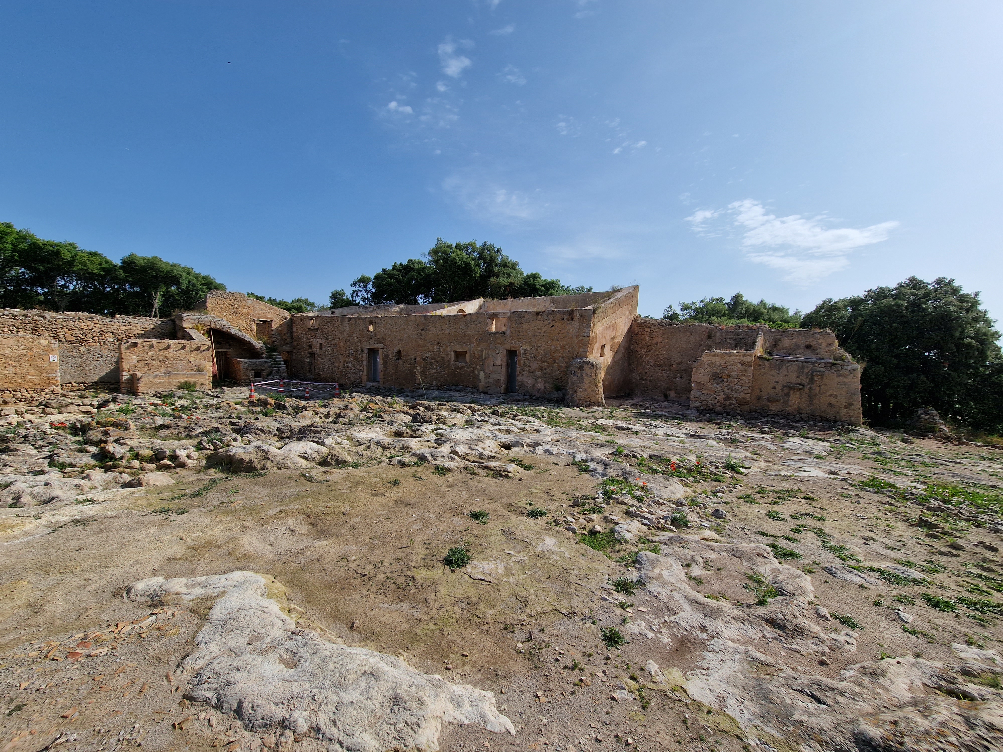 El claustro en el año 2023 antes de la última campaña de excavaciones arqueológicas