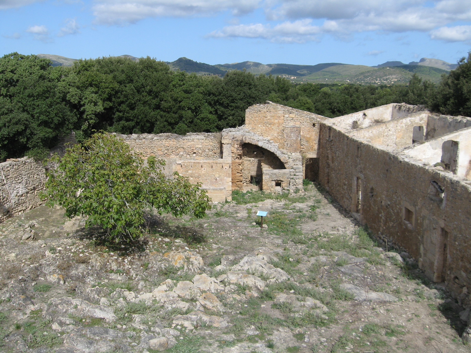 Vista de pájaro del claustro en el año 2010