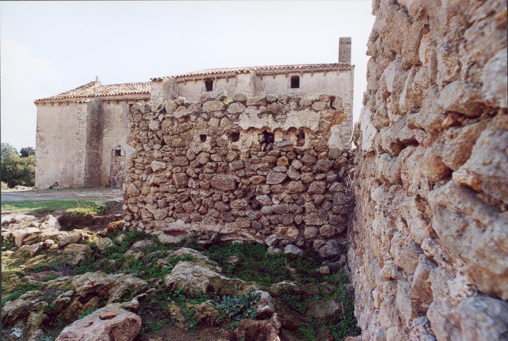 Vista del muro oeste de cierre del claustro en el año 2002