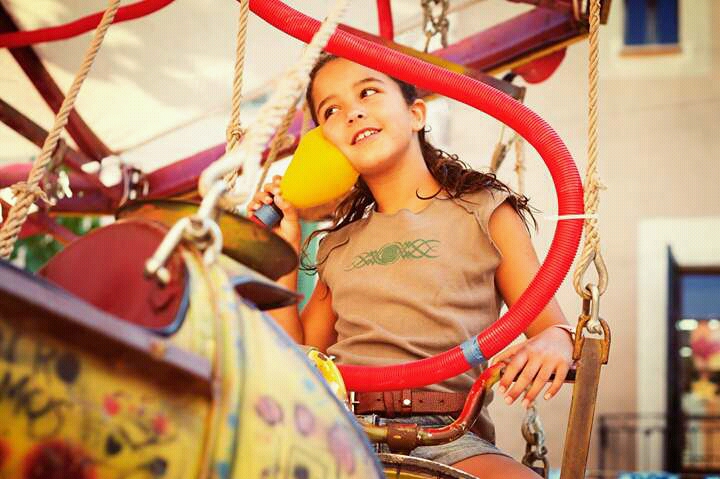 Instalación Lîla  juegos reciclados y carrusel