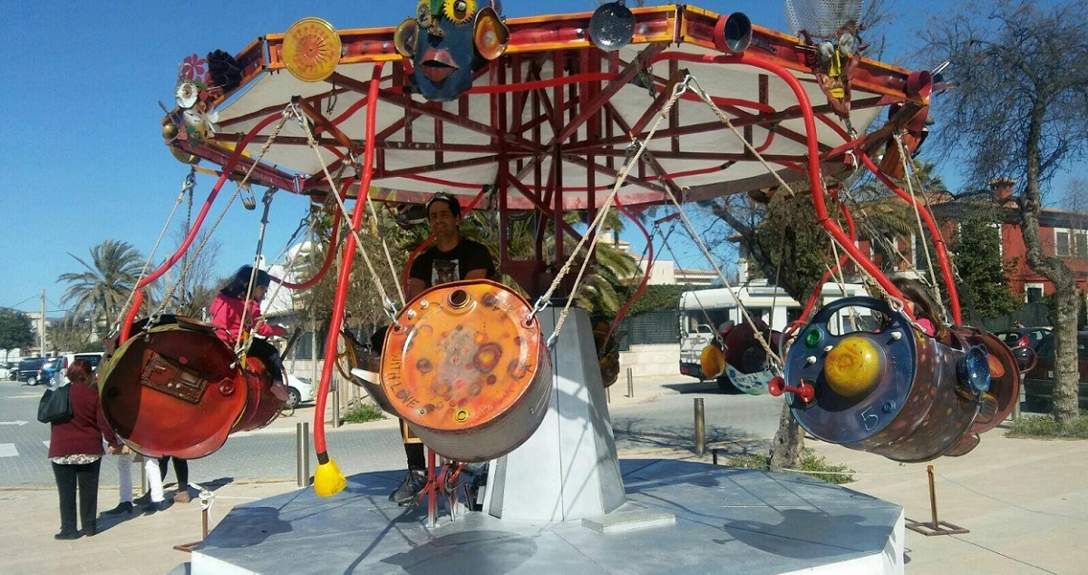 Instalación Lîla  juegos reciclados y carrusel