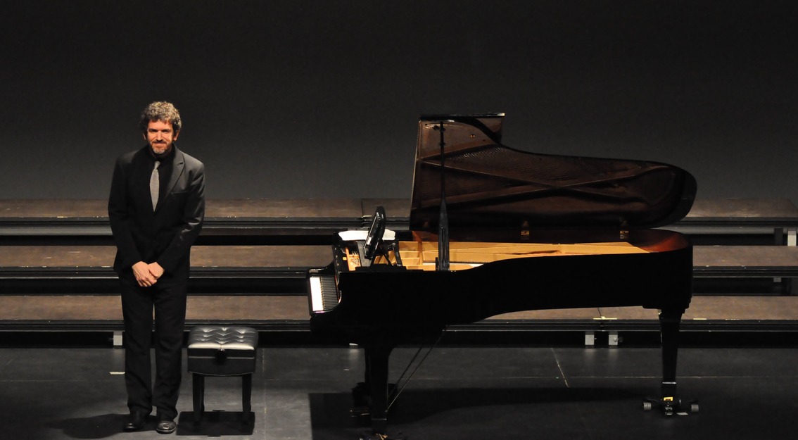 Espectáculo Mallorca dins un piano. Concert a càrrec de Tomeu Moll-Mas