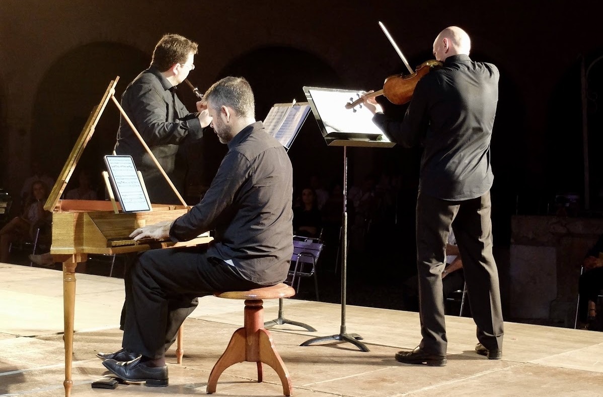 Tiaviolí Trio