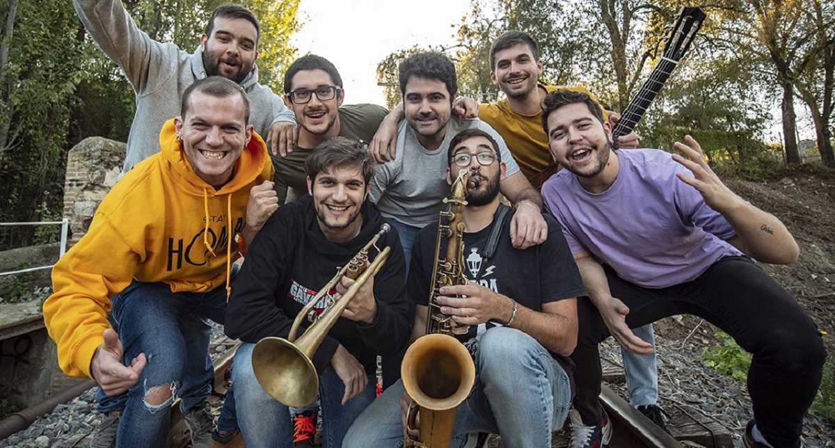 Músics de Carrer. Tribut a Txarango